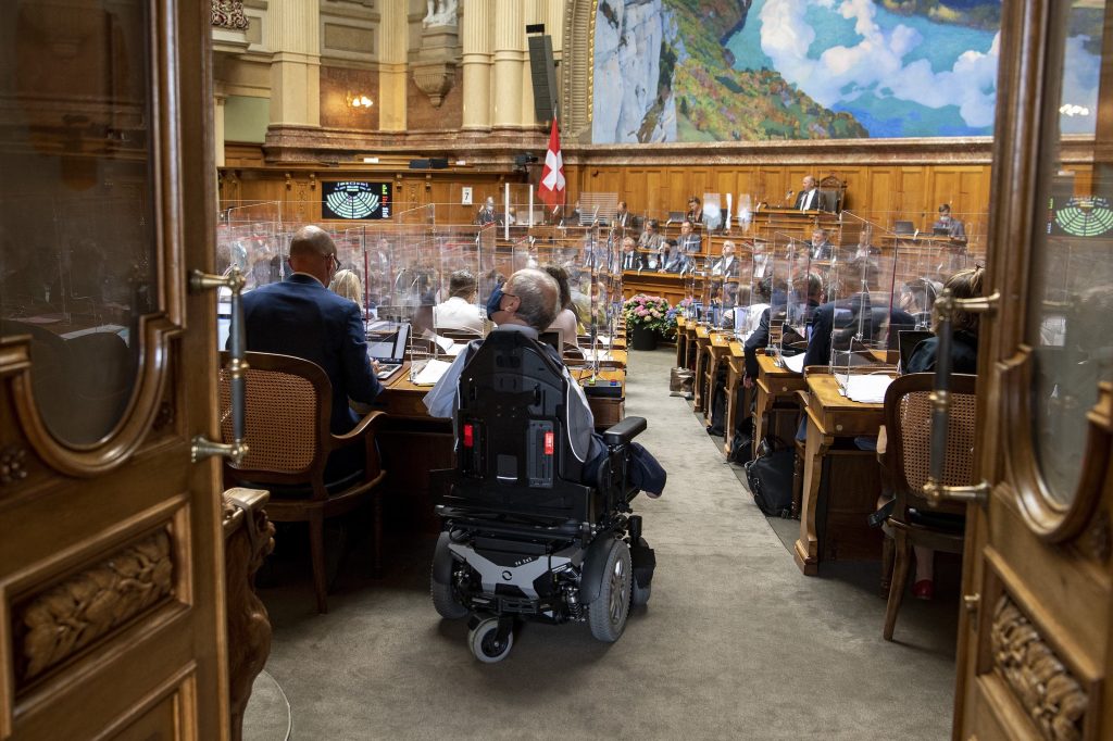 Muoversi a Palazzo federale con una sedia a rotelle: lo fa il consigliere nazionale Christian Lohr che è anche vicepresidente di Pro Infirmis (Keystone)