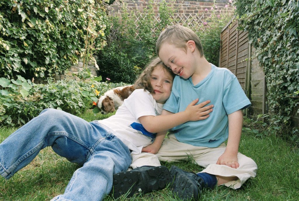 Le sorelle e i fratelli delle persone con disabilità rivestono un importante ruolo sociale oltre che affettivo (Keystone)