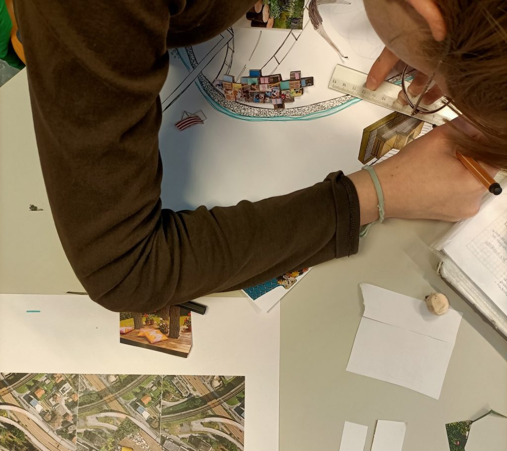 I ragazzi della 3E del Liceo 2 lavorano alle loro proposte durante il laboratorio di «Rigenerazione urbana».