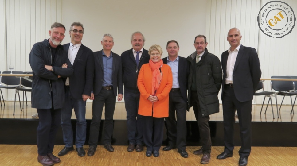 Da sin.: arch. Francesco Buzzi (presidente FAS), arch. Mauro Galfetti (pres. FSU), arch. Marco Del Fedele (pres. OTIA), arch. Claudio Morandi (pres. CSEA), arch. Monica Gianelli Bertino (pres. ATS), ing. Paolo Spinedi (pres. SIA e CAT), arch. Luca Pagnamenta (pres. ASIAT), ing. Alessandro Furio (pres. ATRA)