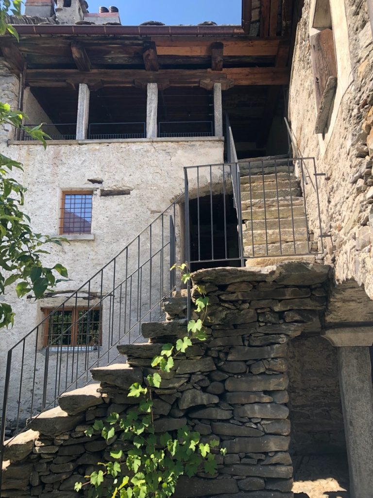 Il collegamento tra i piani solo tramite scale esterne è stato mantenuto (S. Hubmann) 