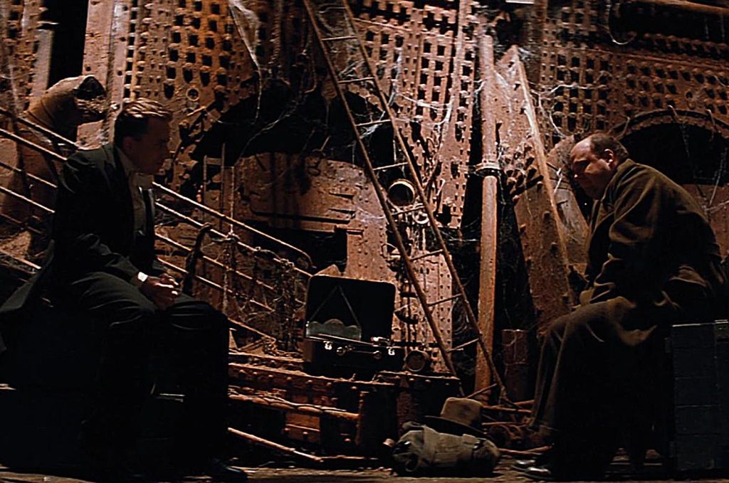 Scena tratta dal film La leggenda del pianista sull’oceano, quando il protagonista riflette nel ventre della sua nave (IMDb)