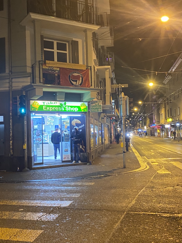 Sulla Langstrasse i 24/7 si trasformano spesso in luoghi di incontro notturni (Simona Sala)