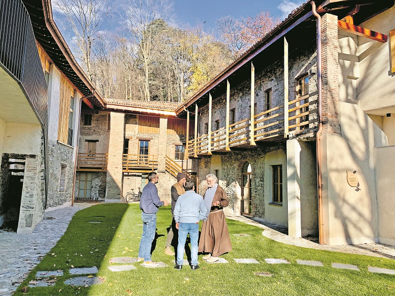 Fra Martino con alcuni suoi collaboratori sul prato della Masseria di Cornaredo, da poco ristrutturata. (foto Azione)