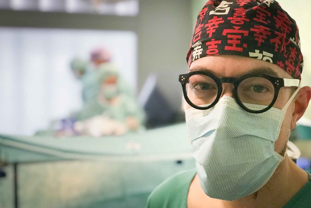 Il viceprimario di anestesia dell’Ospedale Regionale Bellinzona e Valli (ORBV) Andrea Saporito in sala (Vincenzo Cammarata)