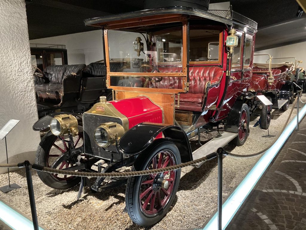 Una delle belle auto d'epoca del museo (Manuela Mazzi)