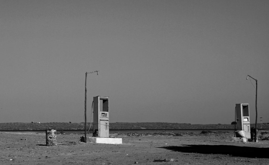 Stazione di benzina sulla costa (foto Roshaan Khattak)