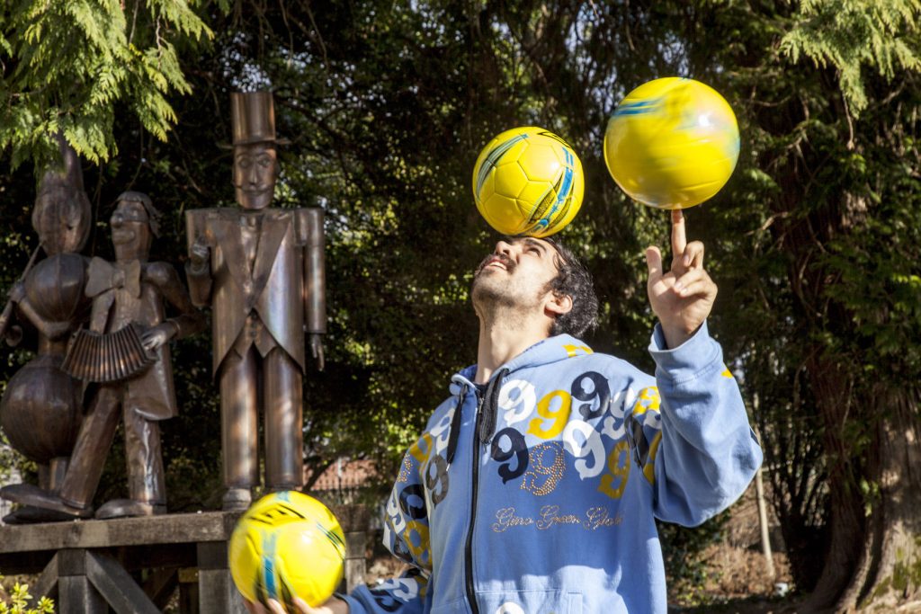 Santiago Bello: «Quello che mi affascina di più del circo e del teatro è che rende possibile ciò che sembra impossibile» (Stefano Spinelli)