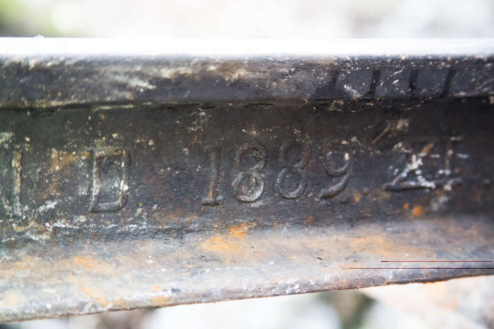 I vecchi binari riportano la data di costruzione (M.Generoso)