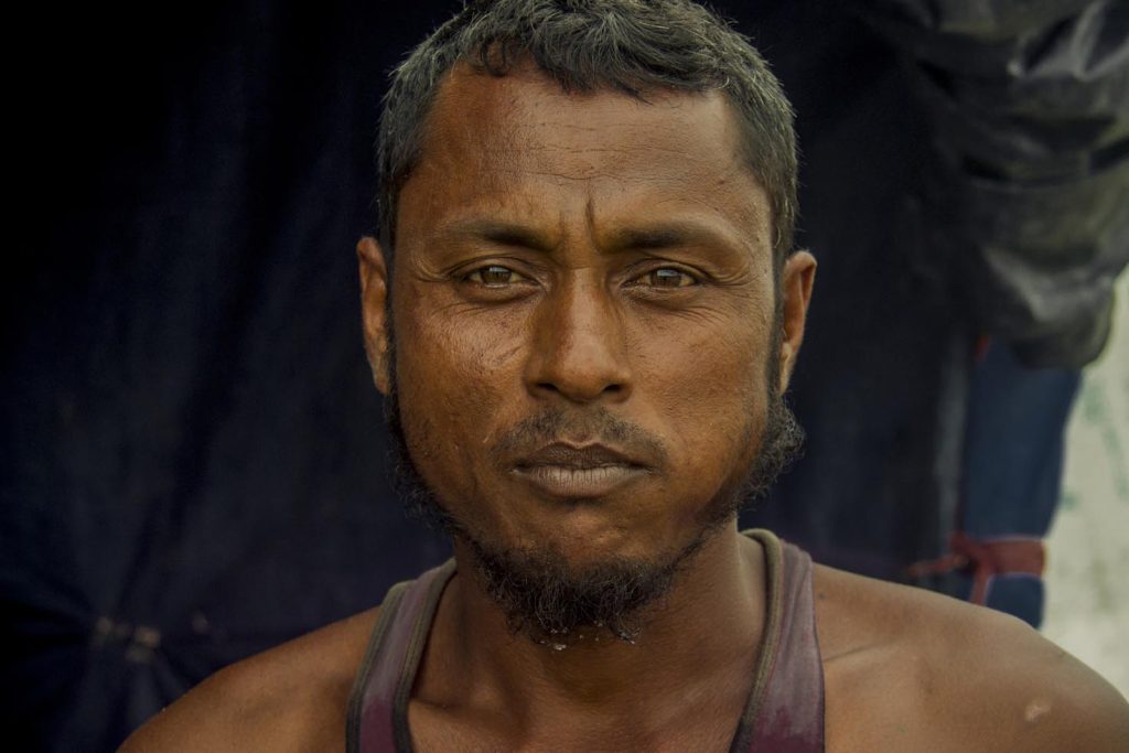 Marinaio mastica una foglia di betel