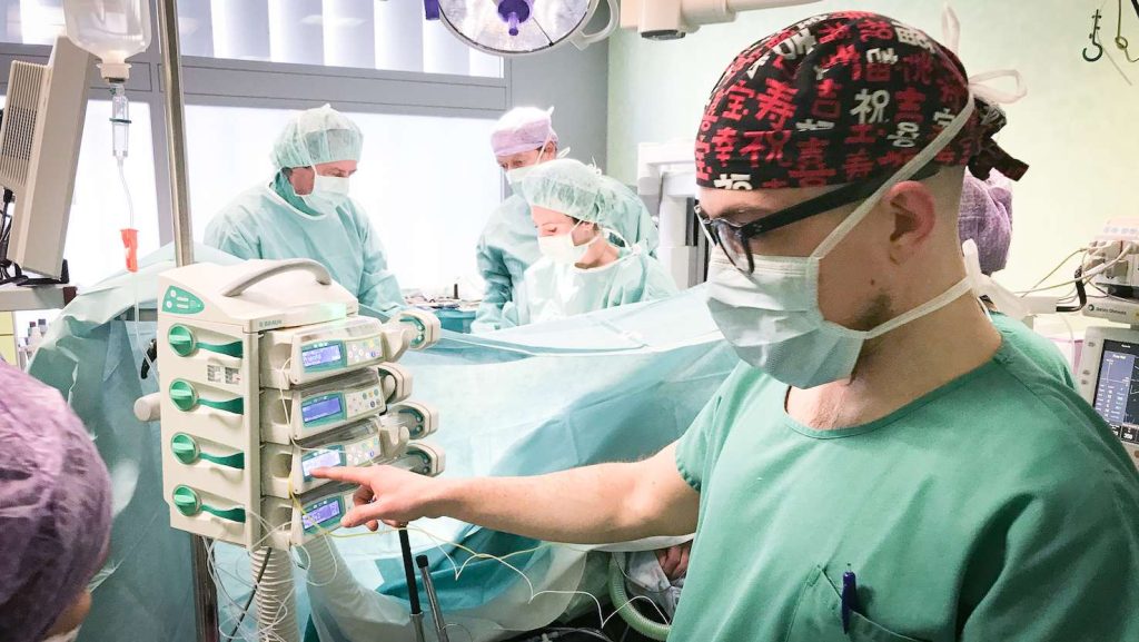 Il viceprimario di anestesia dell’Ospedale Regionale Bellinzona e Valli (ORBV) Andrea Saporito in sala (Vincenzo Cammarata)