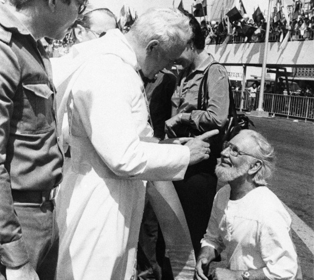 Papa Wojtyla, col dito indice alzato e il mantello svolazzante, e l'inginocchiato Ernesto Cardenal a Managua