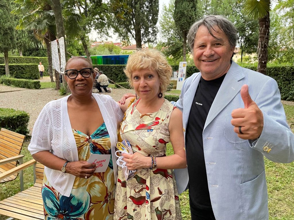 Da sinistra a destra: Sharon Preston-Folta, Lorenza Campana e Drago Stevanovic di Othermovie, durante la consegna del premio (Othermovie)