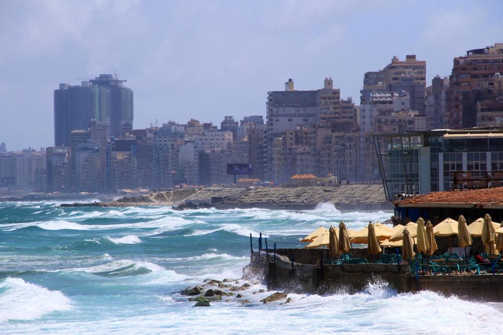 Le Corniche, passeggiata romantica e mondana sul lungomare sempre agitato