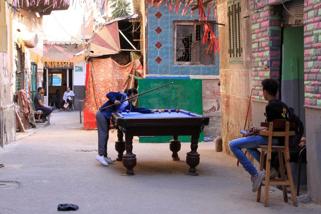 Partite solitarie a suon di musica, fuori dal bar