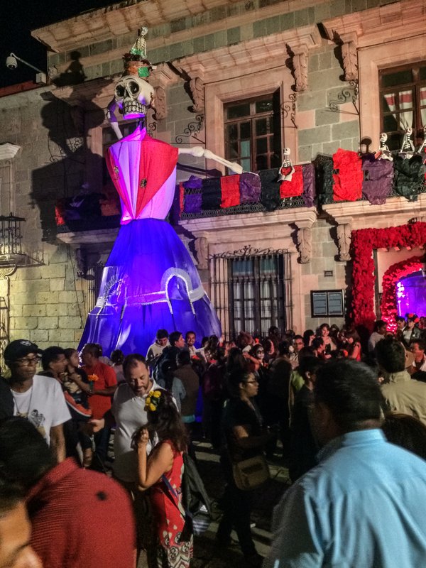 Festeggiamenti notturni nel centro di Oaxaca (S. Dalla Valle)