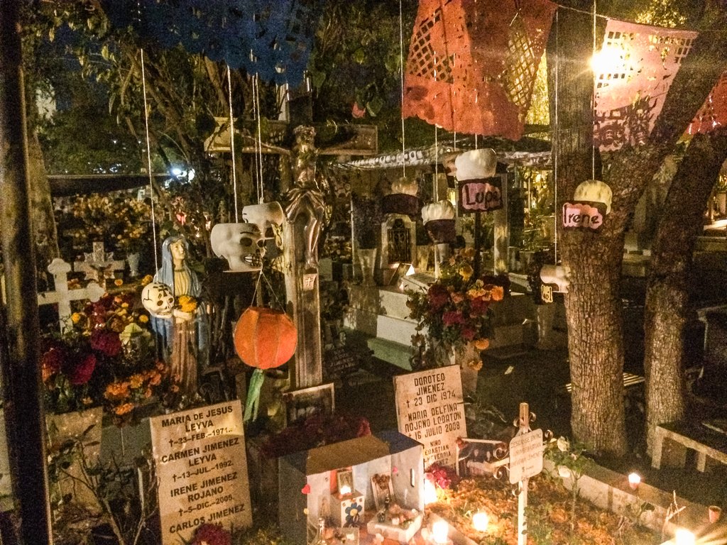 Allestimenti al cimitero di Xochimilco (S. Dalla Valle)