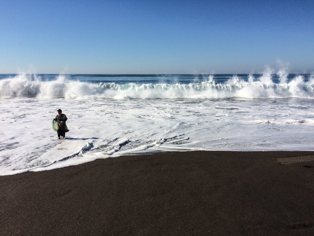 Pescatore sulla spiaggia di Monterrico. La sabbia scura è di origine vulcanica