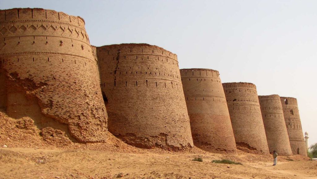 I bastioni del forte di Derawar, a guardia dei confini nel deserto del Cholistan