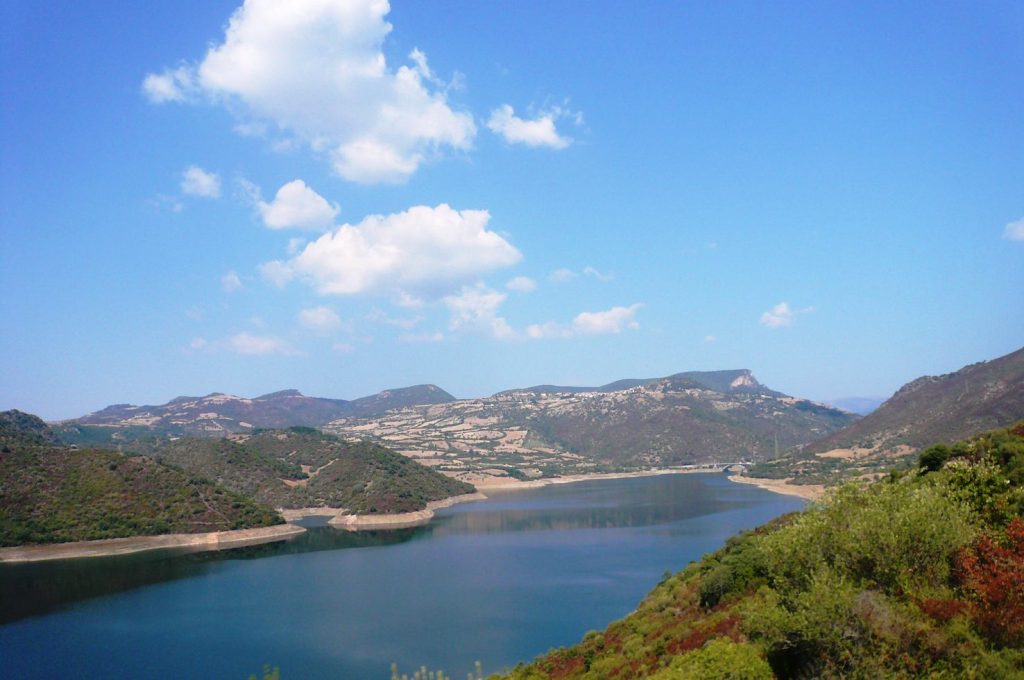 Il lago del Flumendosa visto dal Trenino verde