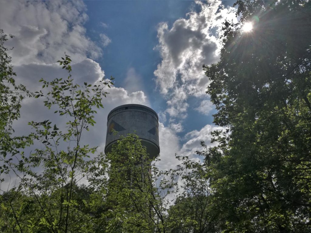 Il simbolo AEM sulla torre dell'acqua, alla Bovisa