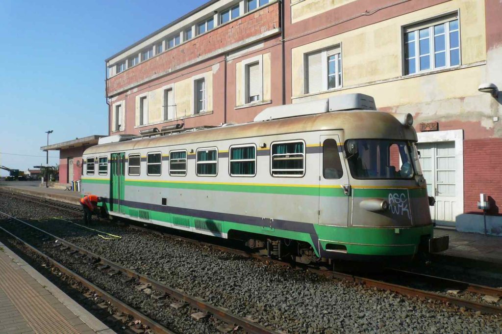 Il trenino verde in partenza dalla stazione di Mandas