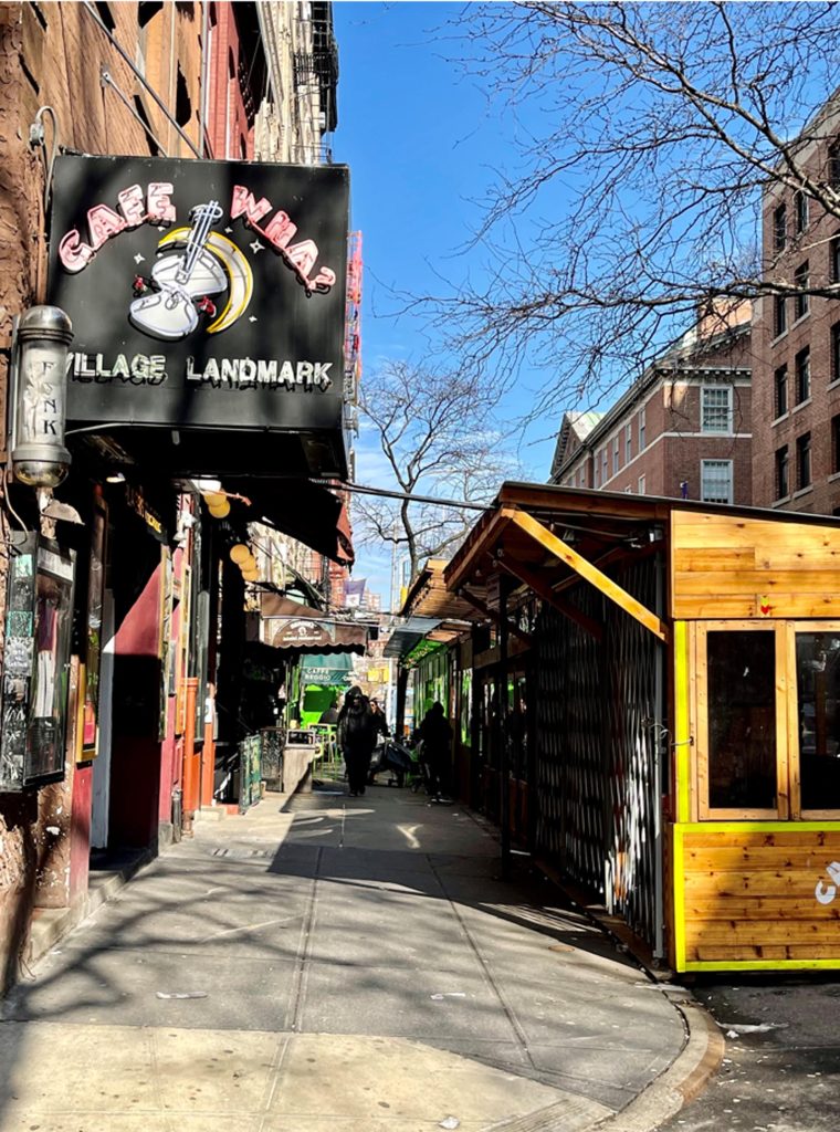 Café Wha?, il locale amato dai Beat al 115 di MacDougal St. Qui nei primi anni Sessanta, si esibì per la prima volta a New York un semi sconosciuto Bob Dylan.