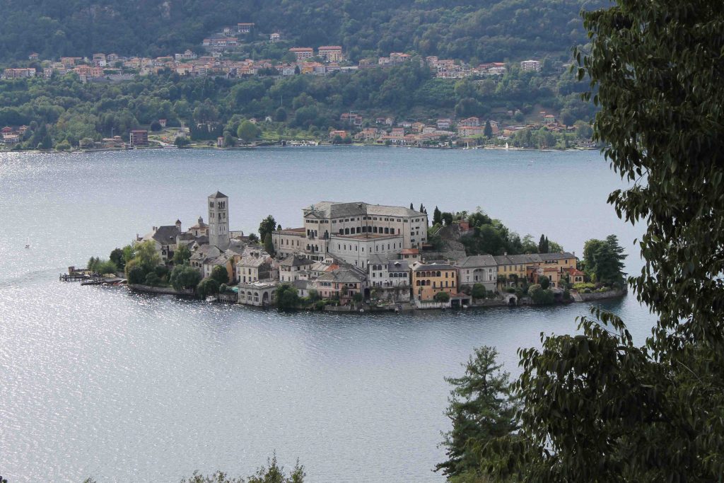 Una veduta dell'Isola di San Giulio (wikipedia)