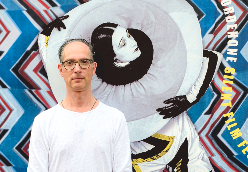 Il direttore artistico del Festival Jay Weissberg, sullo sfondo la locandina della 42esima edizione. (© Valerio Greco)