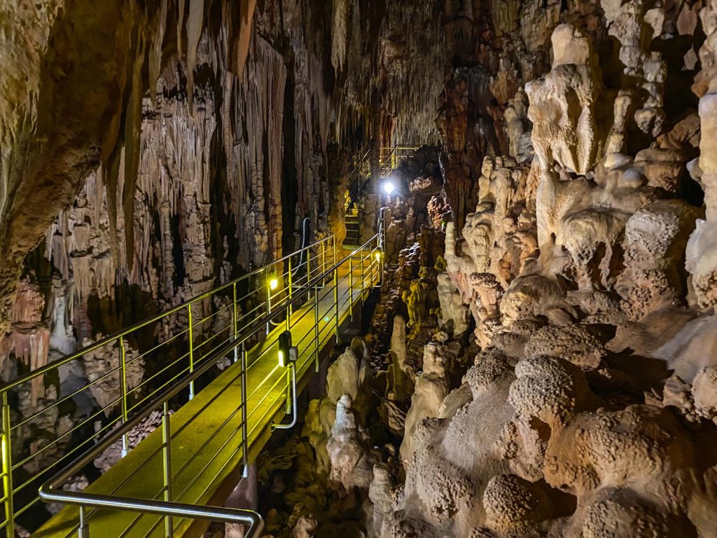 Stalattiti, stalagmiti e «funghi».