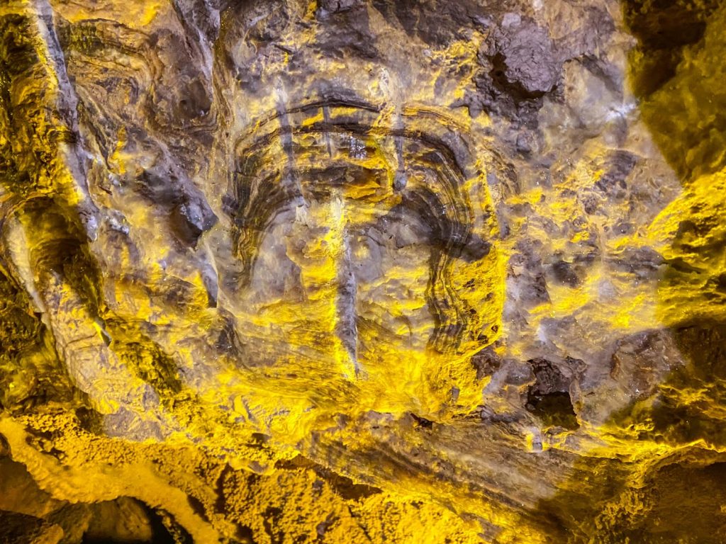 La colorazione bianca, più comune, è in genere formata dalla calcite