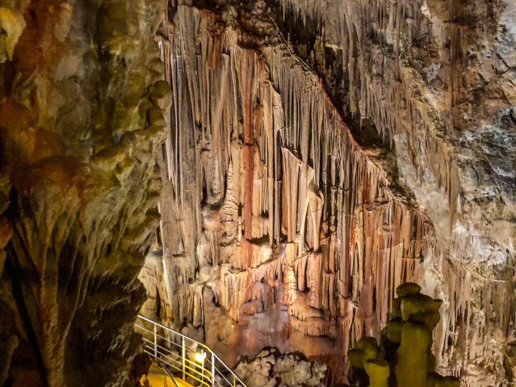 La ricchezza delle forme e dei colori è ciò che rende questa grotta speciale