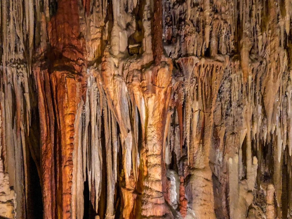 La ricchezza delle forme e dei colori è ciò che rende questa grotta speciale