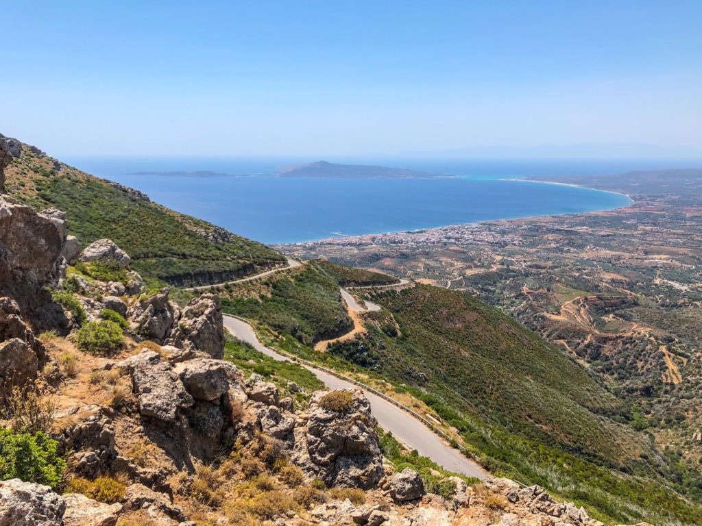 Il percorso di risalita offre viste spettacolari sula baia di Vatika