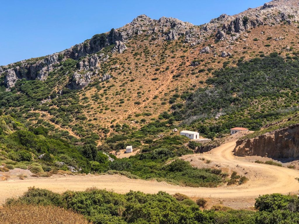 Il tortuoso percorso circolare che collega Neapoli con i villaggi di montagna Paradisi, Ano Kastania, Faraklo e Mesochori