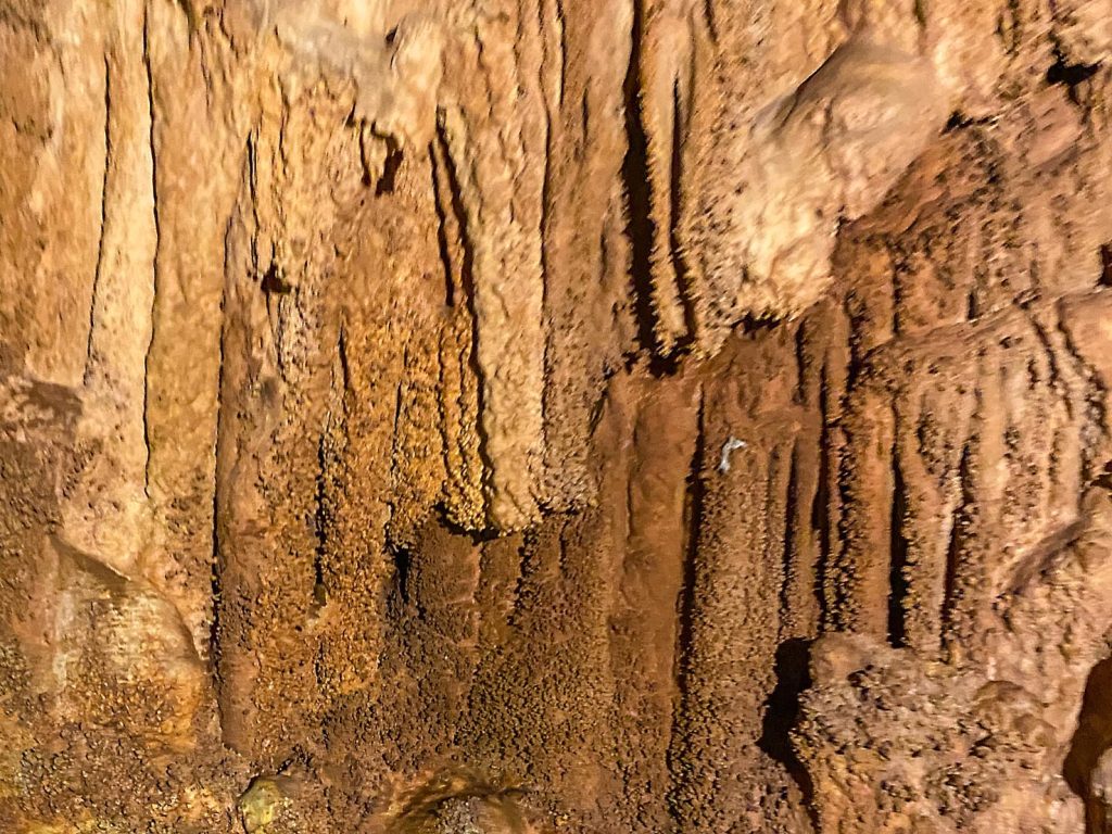 Formazioni nella grotta: un colore rossastro/bruno è causato in genere dalla presenza di ossidi di ferro