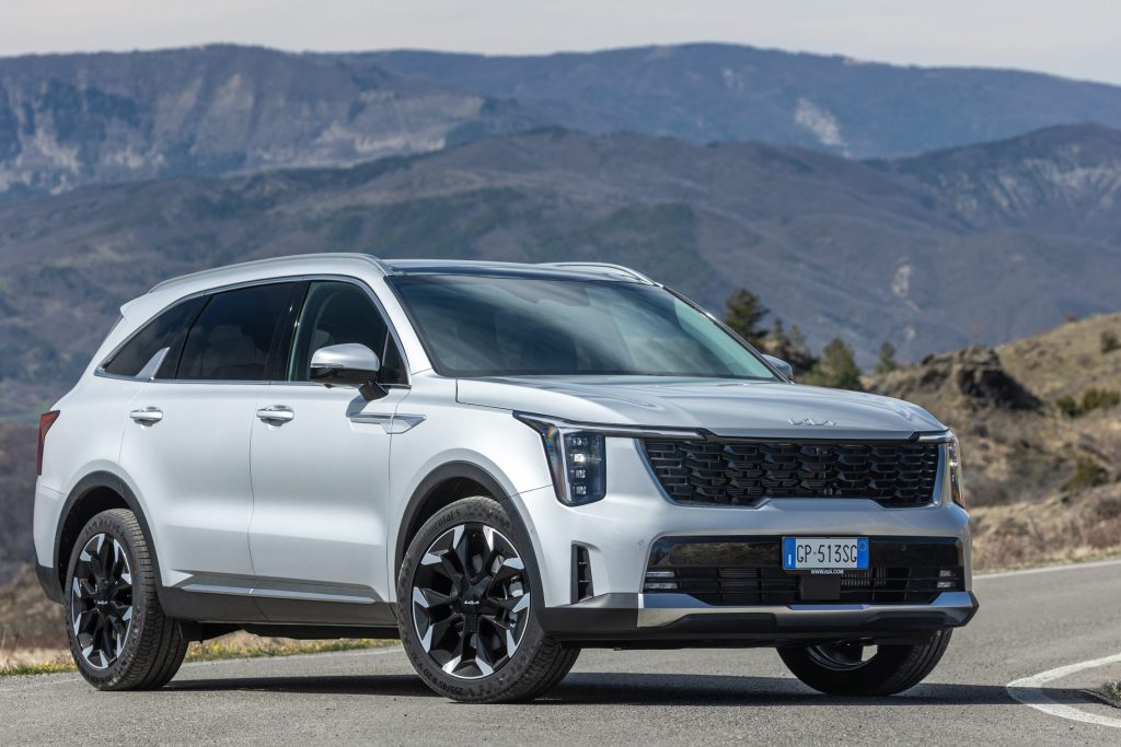 La nuova Kia Sorento è prodotta sia diesel sia benzina ibrida plug-in.