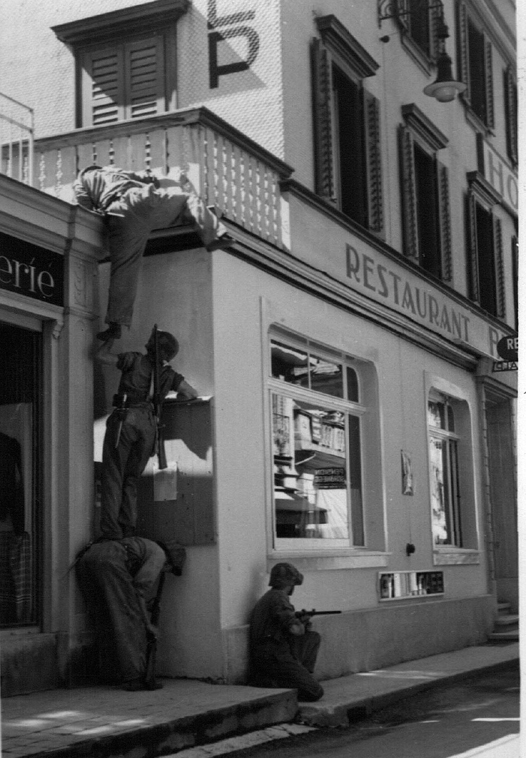 Granatieri nel 1943 in un esercizio nel paese di Engelberg (Archivio Comando Forze Speciali)