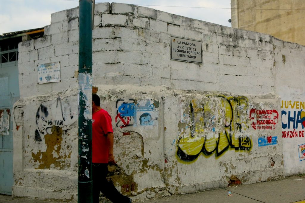 Quartiere La Pastora, propaganda governativa vecchia e nuova