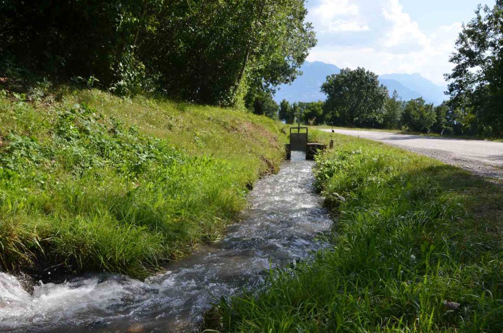 L'acqua continua a defluire verso il piano