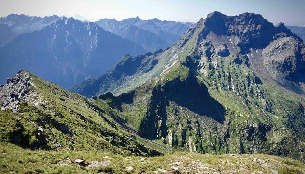 La conca della Marscia d'Aión vista dalla cima del Nomnom