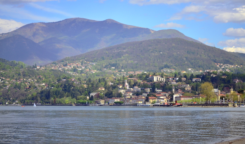 Vista di Luino dal Lago Maggiore (Wikipedia)