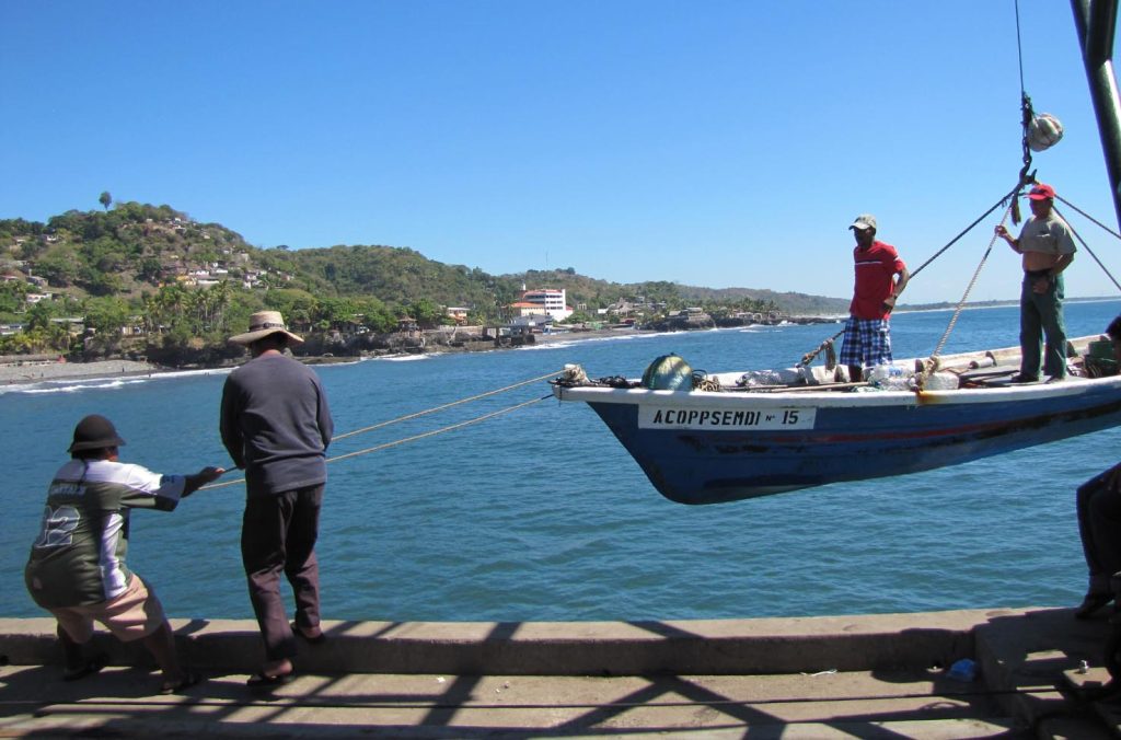 L'arrivo di una barca a La Libertad, cittadina sul mare con un particolare mercato del pesce
