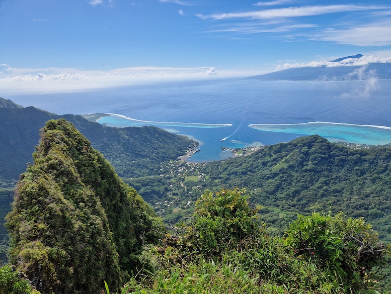 Le montagne di Moorea, con ullo sfondol'isola di Tahiti