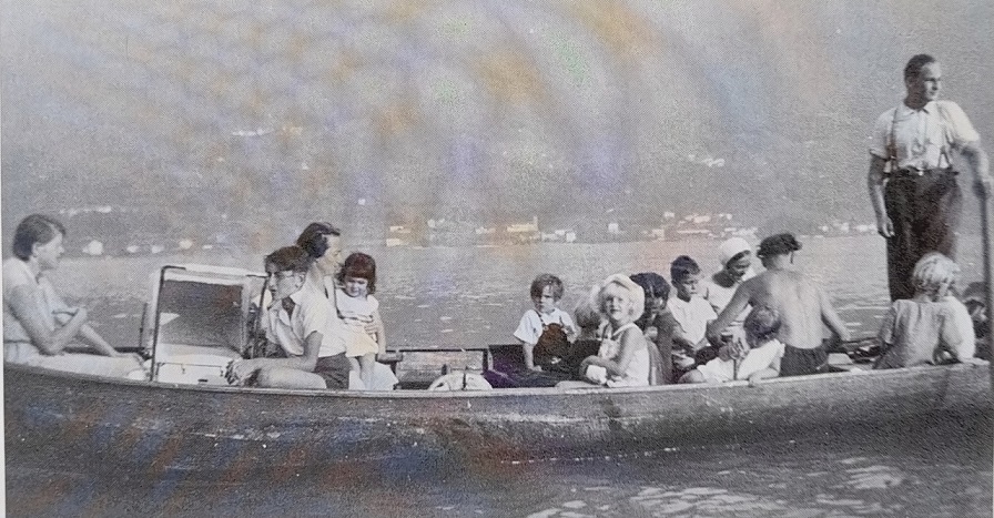 Lillz Volkart, seduta sulla sinistra fra due bambini, durante una gita in barca con alcuni piccoli ospiti
