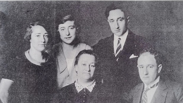 Ritratto di famiglia con da sin. Lilly Volkart, la sorella Elsbeth, i fratelli Gustav e Max e al centro la madre Lina