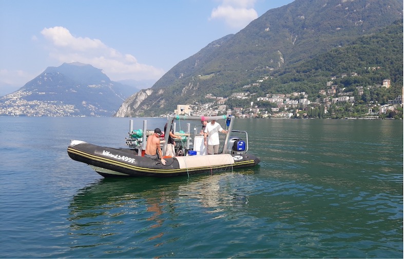 Levata di una rete pelagica verticale, in zona ponte-diga (Foto tratta dallo Studio della fauna ittica del Lago Ceresio)