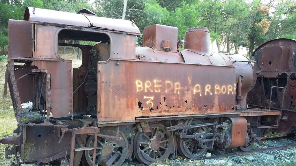 Locomotiva a vapore accoccolata sui binari morti della stazione di Mandas