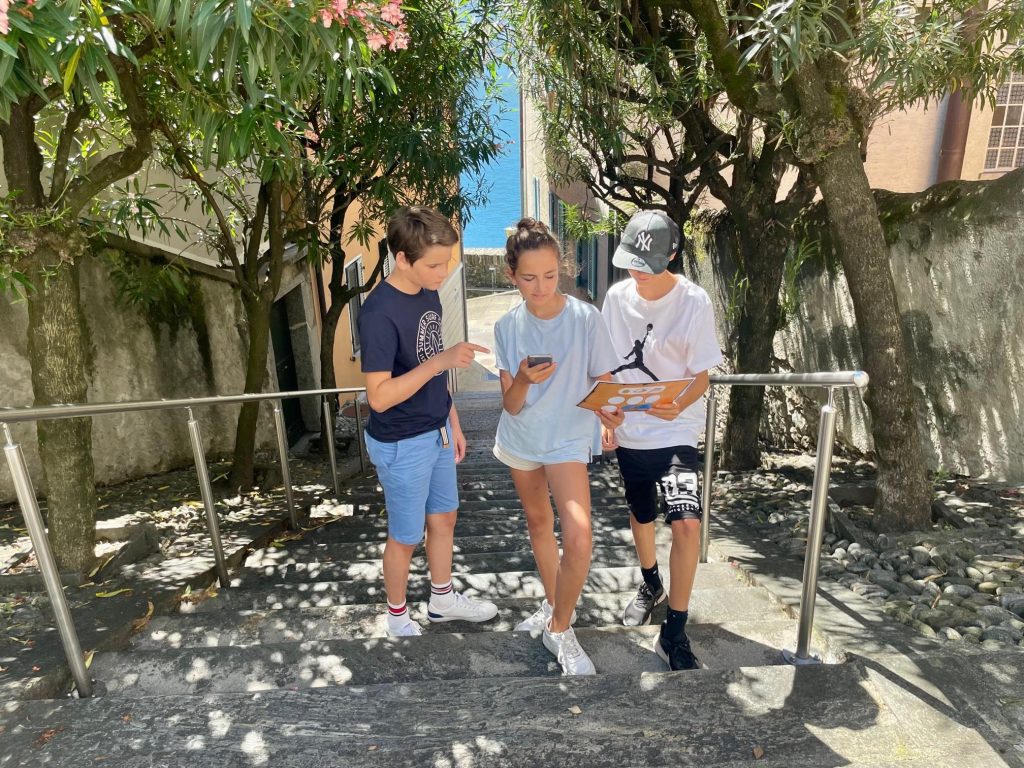 La caccia al tesoro sfrutta non solo le classiche mappe ma anche le nuove tecnologie con un App che si scarica sul telefonino