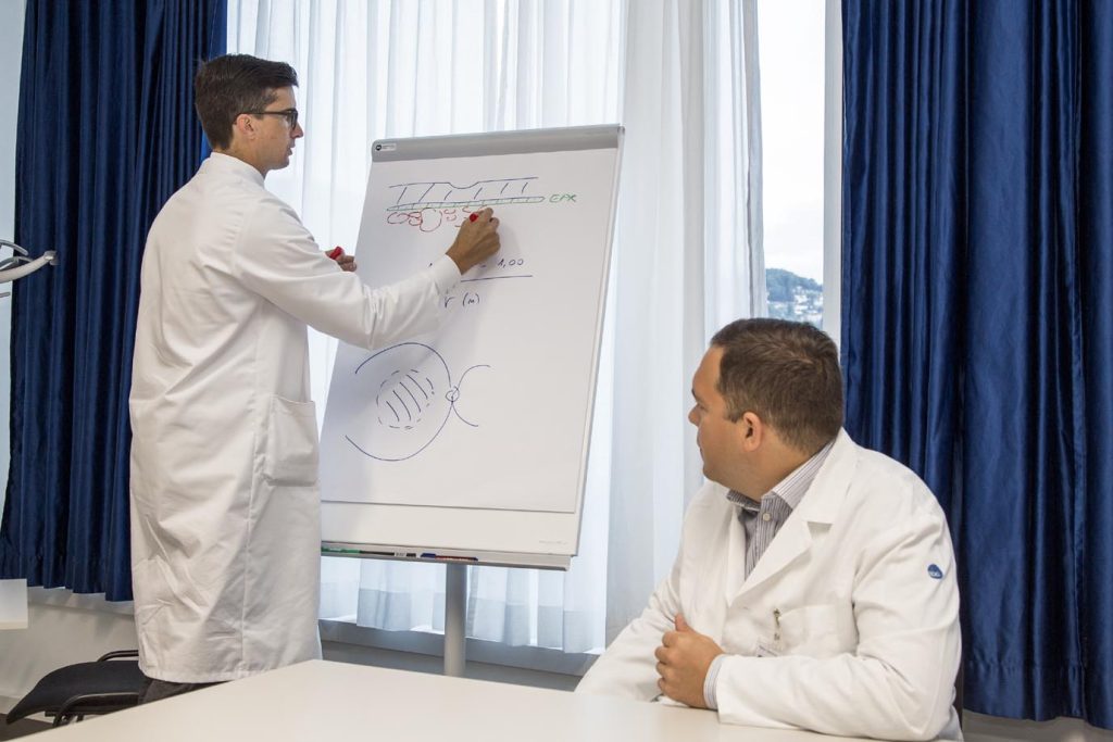 Il primario di oftalmologia dell’Ospedale Regionale di Lugano dottor Moreno Menghini e (a ds) l’oftalmologo Alex Casanova, capoclinica di oftalmologia ORL (Stefano Spinelli)